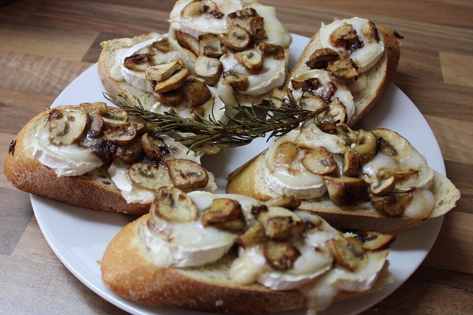 Crostini mit Champignons und Ziegenweichkäse