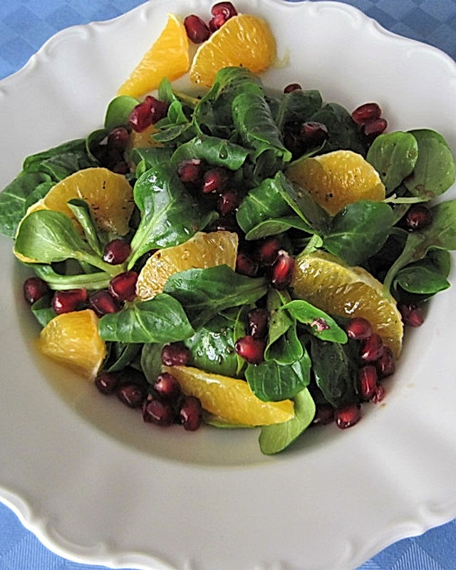 Feldsalat mit Granatapfelkernen, Orangen und Mandeln im Granatapfelessig-Dressing