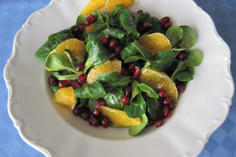 Feldsalat mit Granatapfelkernen, Orangen und Mandeln im Granatapfelessig-Dressing