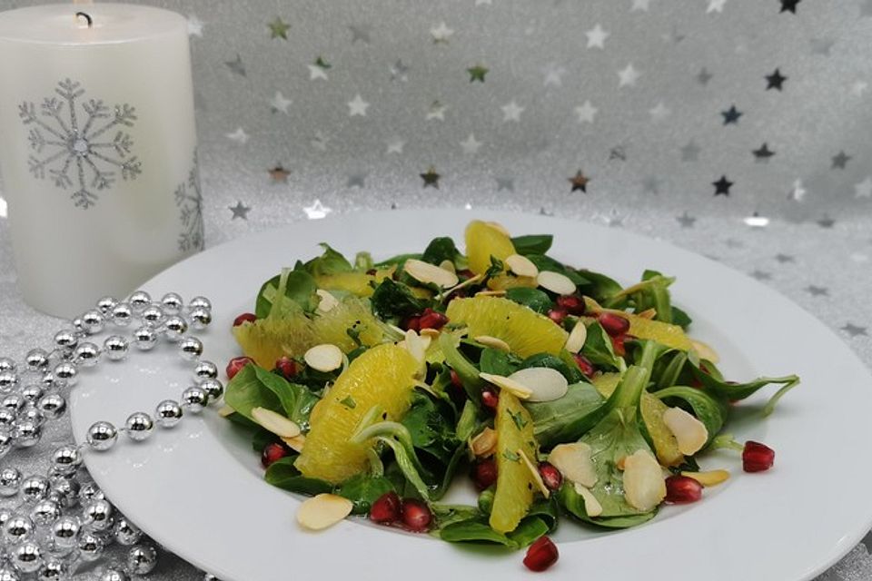 Feldsalat mit Granatapfelkernen, Orangen und Mandeln im Granatapfelessig-Dressing