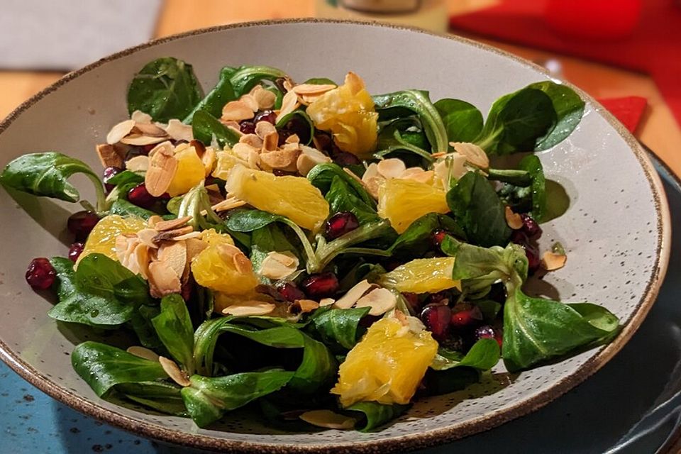 Feldsalat mit Granatapfelkernen, Orangen und Mandeln im Granatapfelessig-Dressing