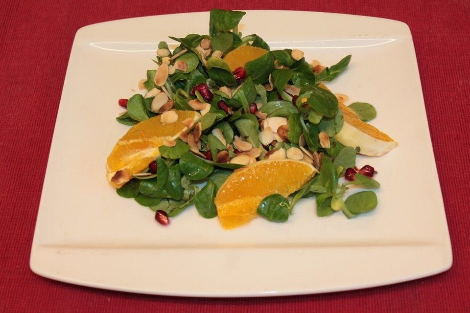 Feldsalat mit Granatapfelkernen, Orangen und Mandeln im Granatapfelessig-Dressing