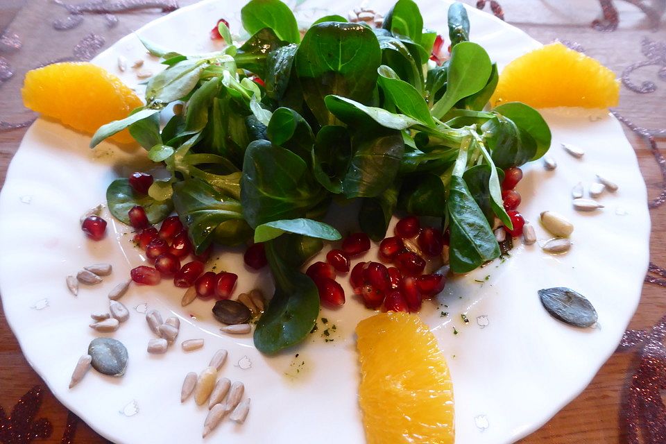 Feldsalat mit Granatapfelkernen, Orangen und Mandeln im Granatapfelessig-Dressing