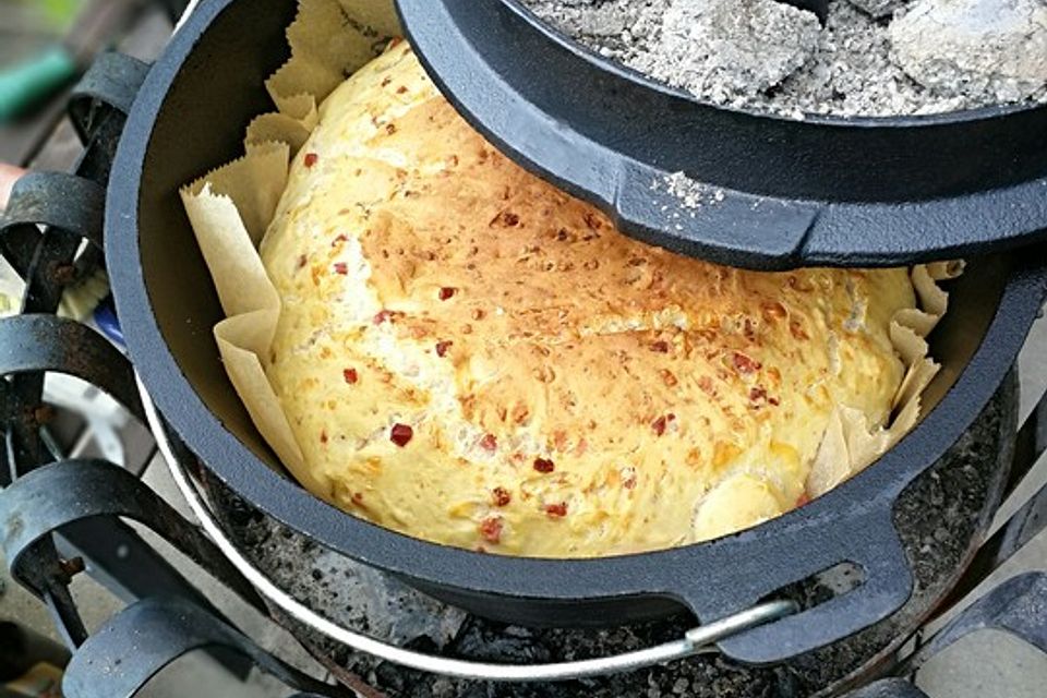 Käse-Zwiebel-Brot aus dem Dutch Oven