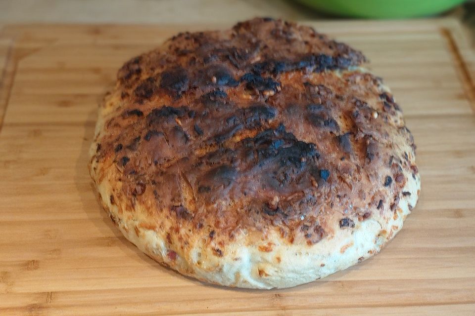 Käse-Zwiebel-Brot aus dem Dutch Oven