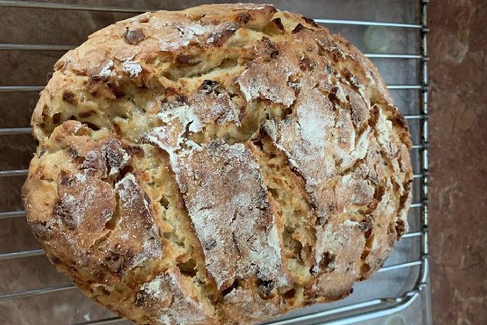 Käse-Zwiebel-Brot aus dem Dutch Oven