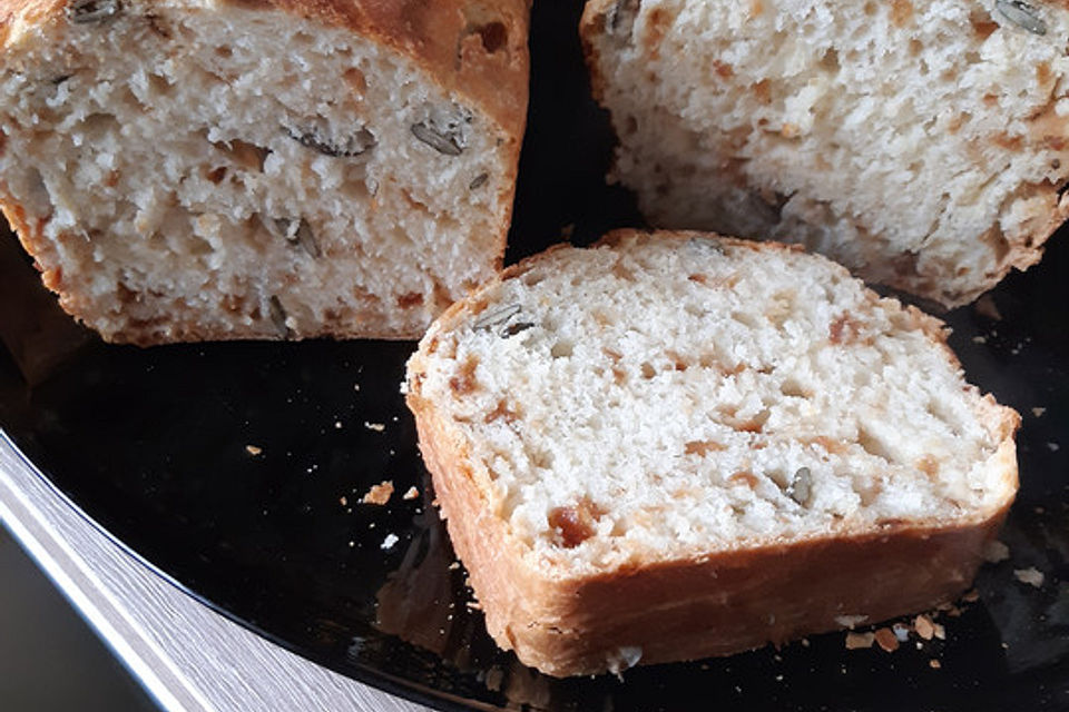 Käse-Zwiebel-Brot aus dem Dutch Oven