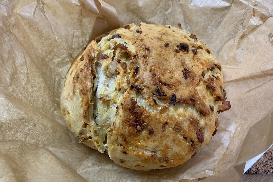 Käse-Zwiebel-Brot aus dem Dutch Oven