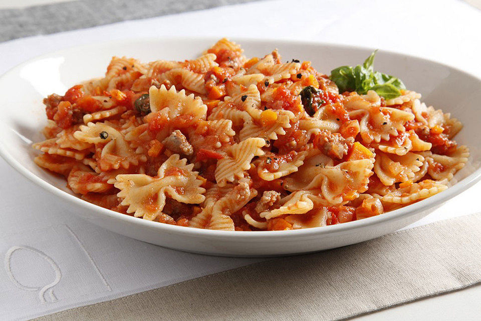 Farfalle mit Cabanossi in Weißwein-Tomaten-Sauce