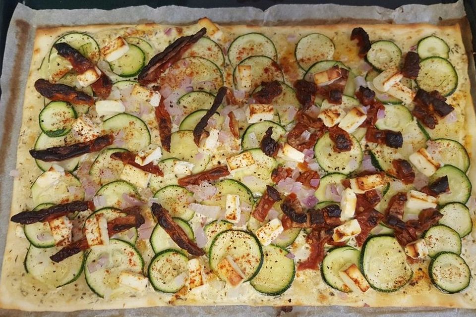 Flammkuchen mit Zughetti, Dörrtomaten und Fetakäse