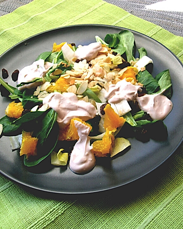 Feldsalat mit Chicorée, Orangen, Rosinen und Mandeln im Joghurtdressing