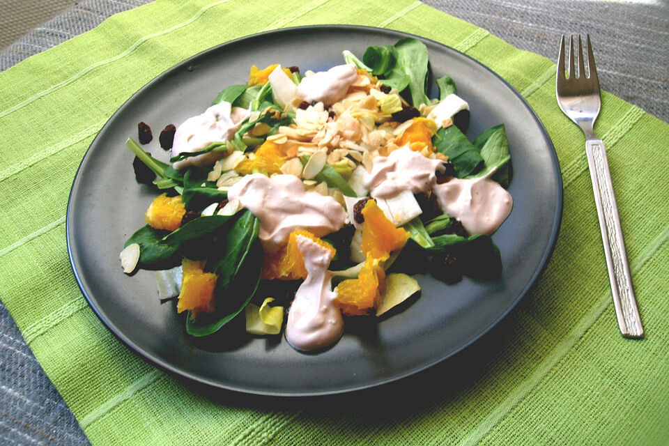 Feldsalat mit Chicorée, Orangen, Rosinen und Mandeln im Joghurtdressing