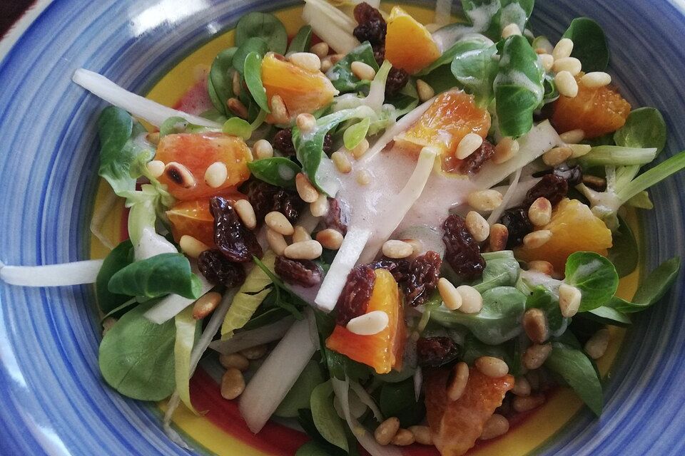 Feldsalat mit Chicorée, Orangen, Rosinen und Mandeln im Joghurtdressing