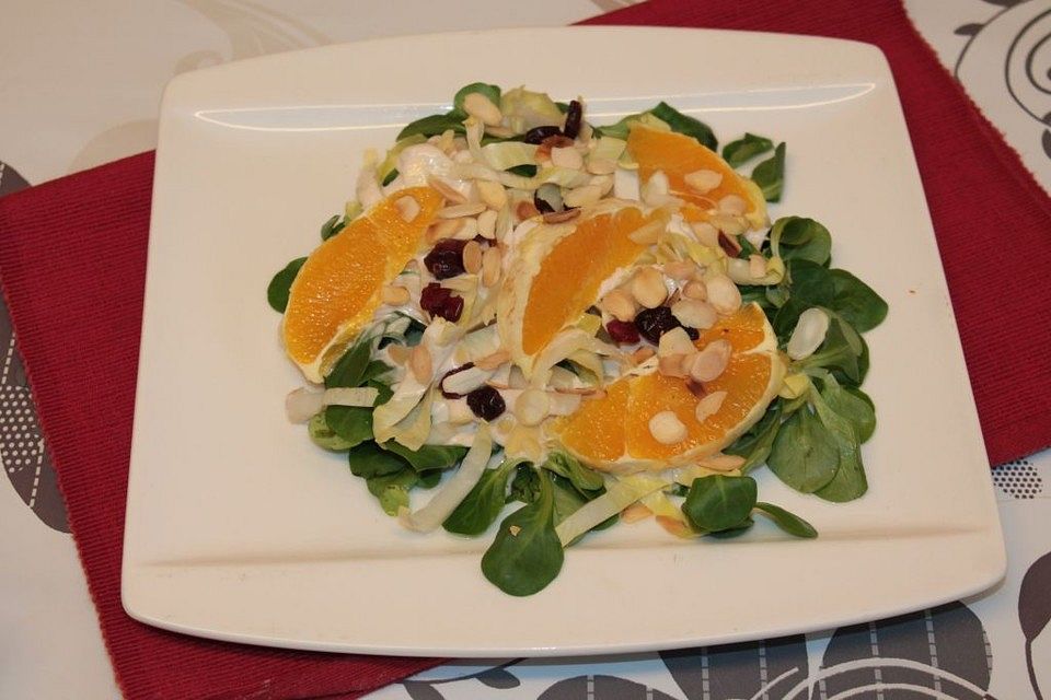 Feldsalat mit Chicorée, Orangen, Rosinen und Mandeln im Joghurtdressing