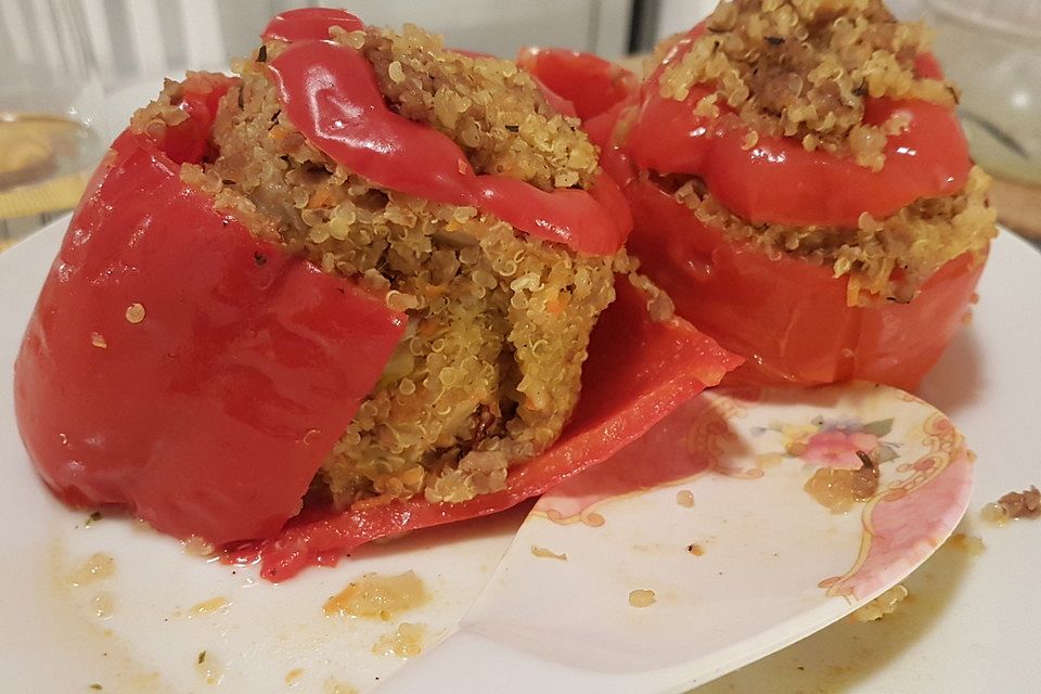 Gefüllte Paprika mit Quinoa-Hack-Füllung