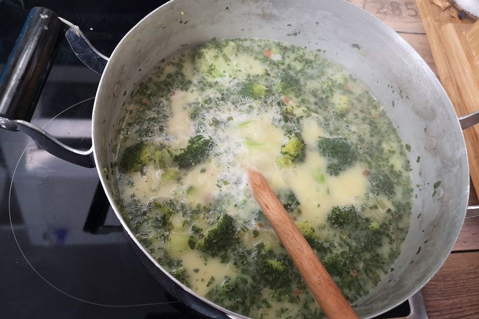 Käse-Brokkoli-Suppe mit Wildschweinhackfleisch