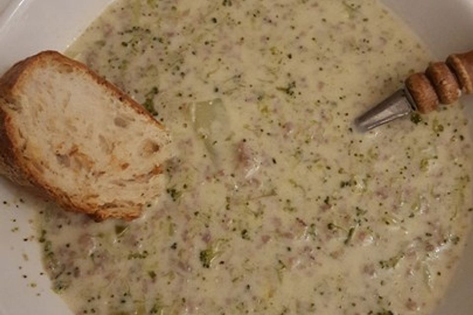 Käse-Brokkoli-Suppe mit Wildschweinhackfleisch