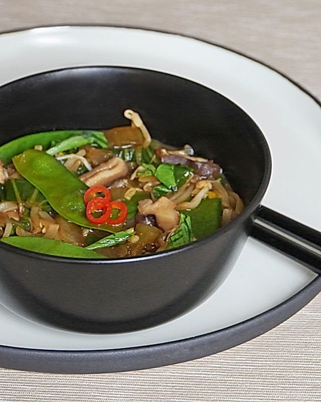 Miso-Suppe mit Gemüse und Reisnudeln