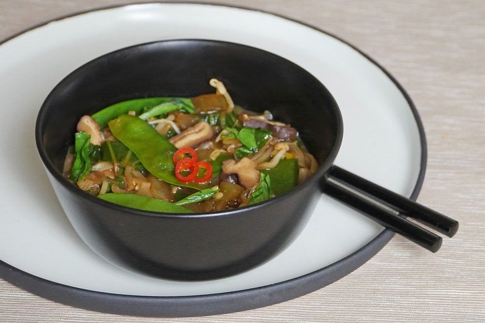 Miso-Suppe mit Gemüse und Reisnudeln