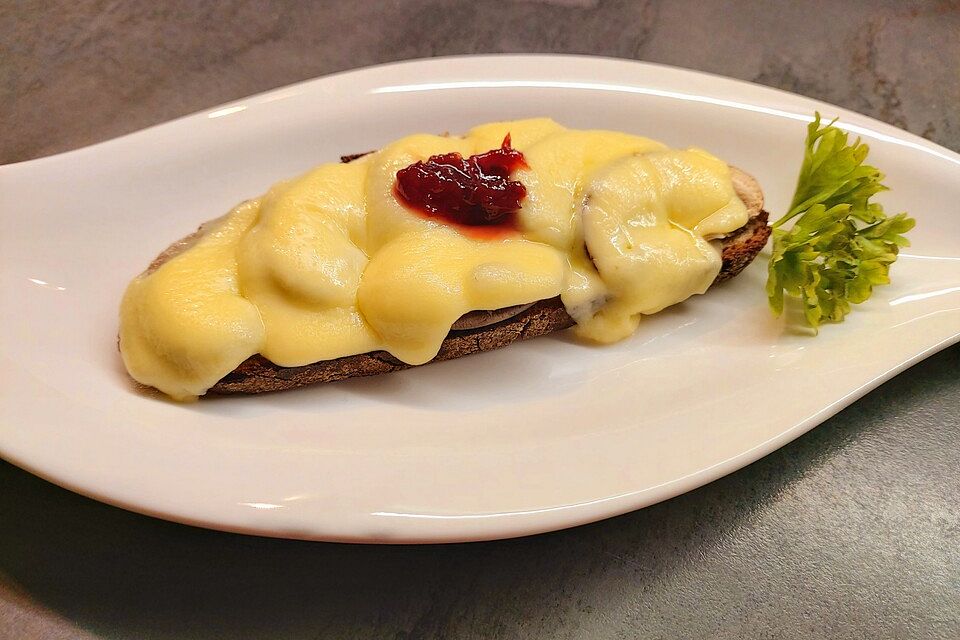 Überbackenes Champignon-Käse-Brot