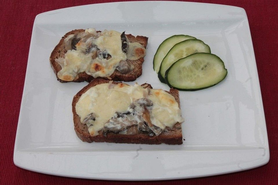 Überbackenes Champignon-Käse-Brot