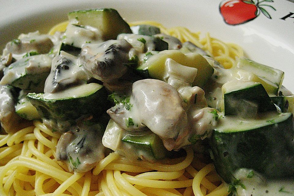 Spaghetti mit Zucchini - Sahnesoße