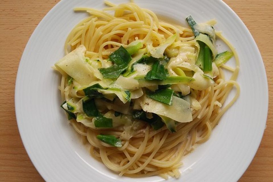 Spaghetti mit Zucchini - Sahnesoße