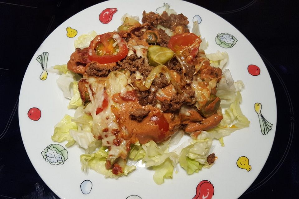 Schichtauflauf mit Salat