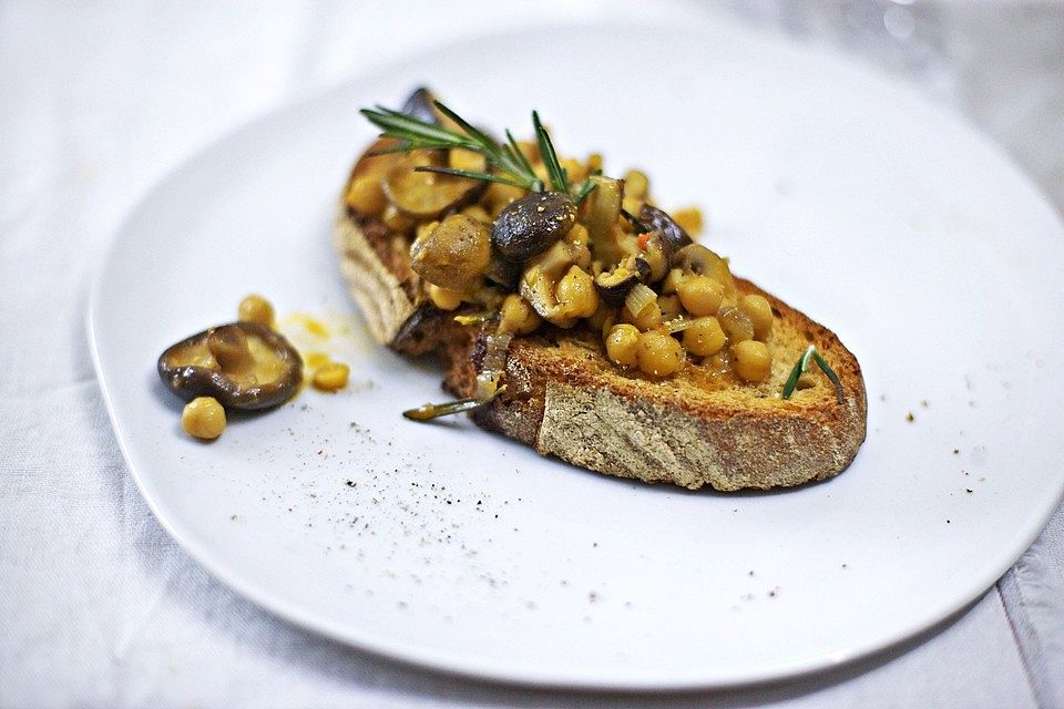 Pilzragout mit Kichererbsen auf getoastetem Brot