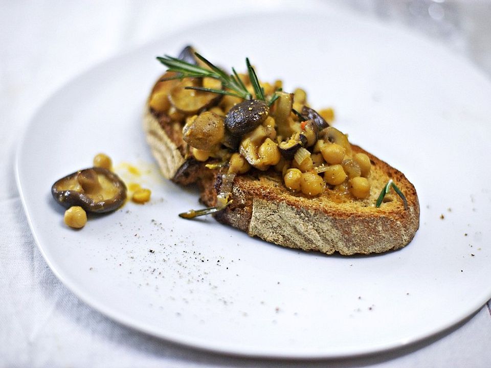 Pilzragout mit Kichererbsen auf getoastetem Brot von Wiktorija| Chefkoch