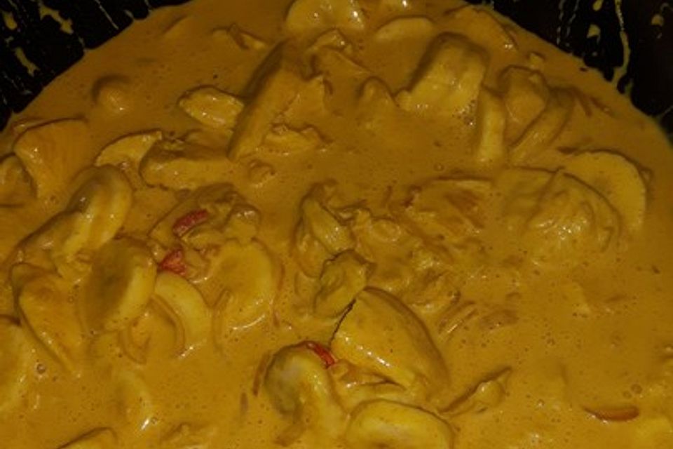 Hühnchencurry mit Banane und Reisnudeln