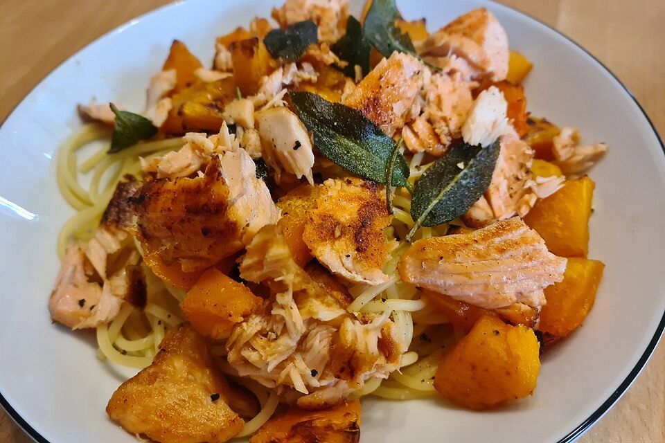 Pasta mit Lachs und Salbei