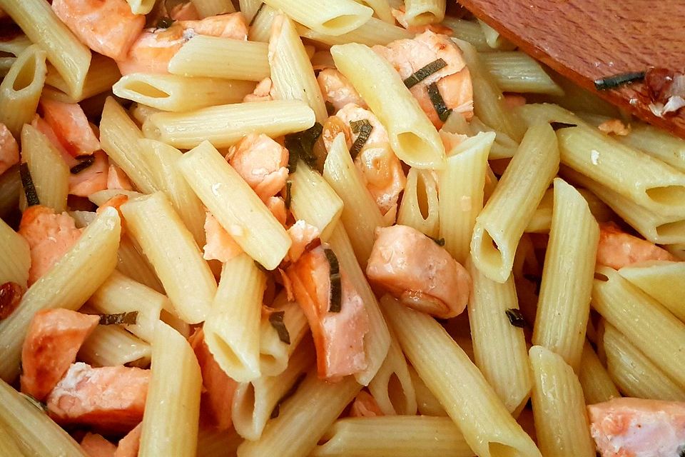 Pasta mit Lachs und Salbei