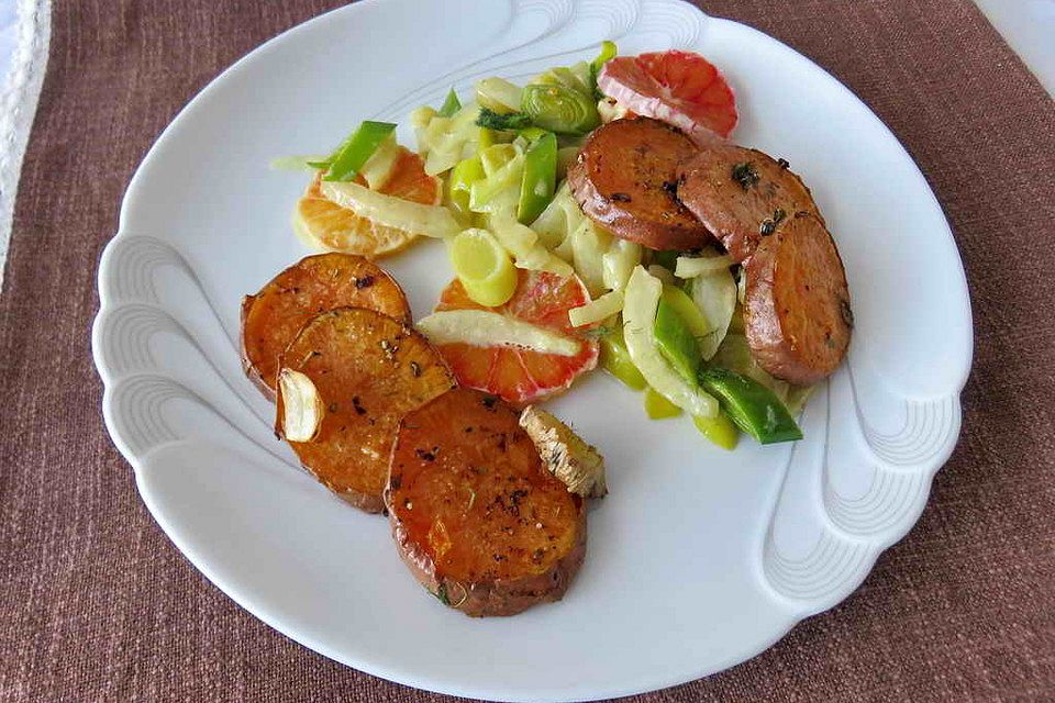 Fenchel-Lauch an gebackenen Süßkartoffelscheiben