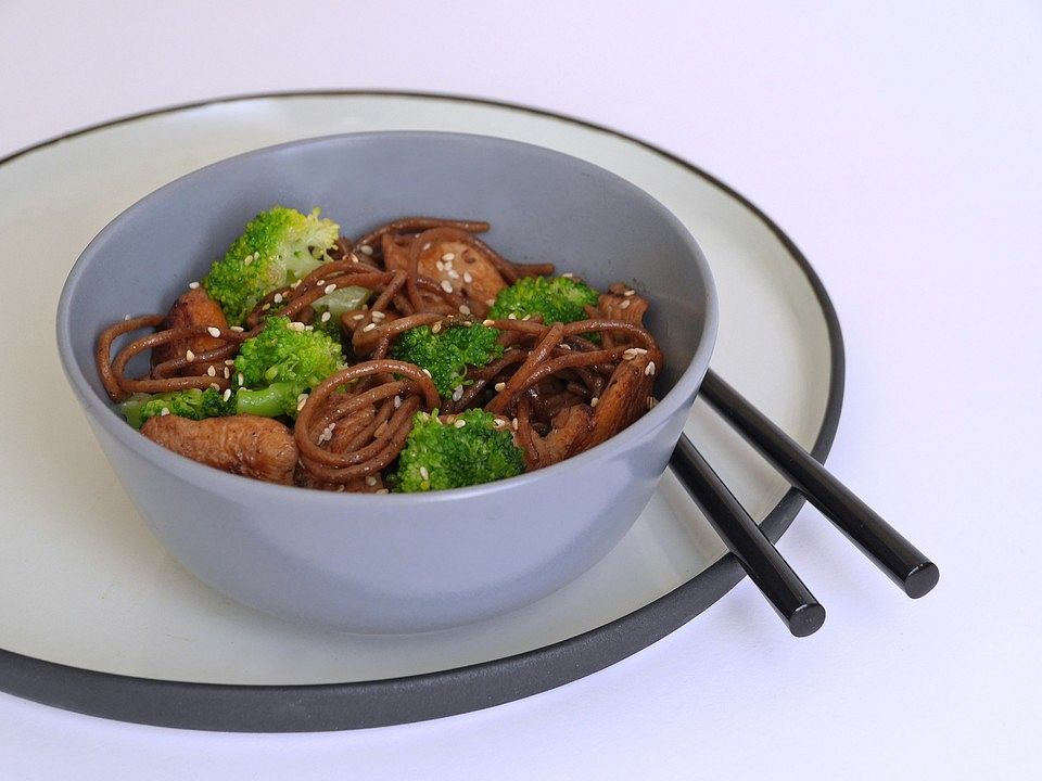 Asiatisch-marinierte-H-hnchenbrust-mit-Brokkoli-und-Soba-Nudeln