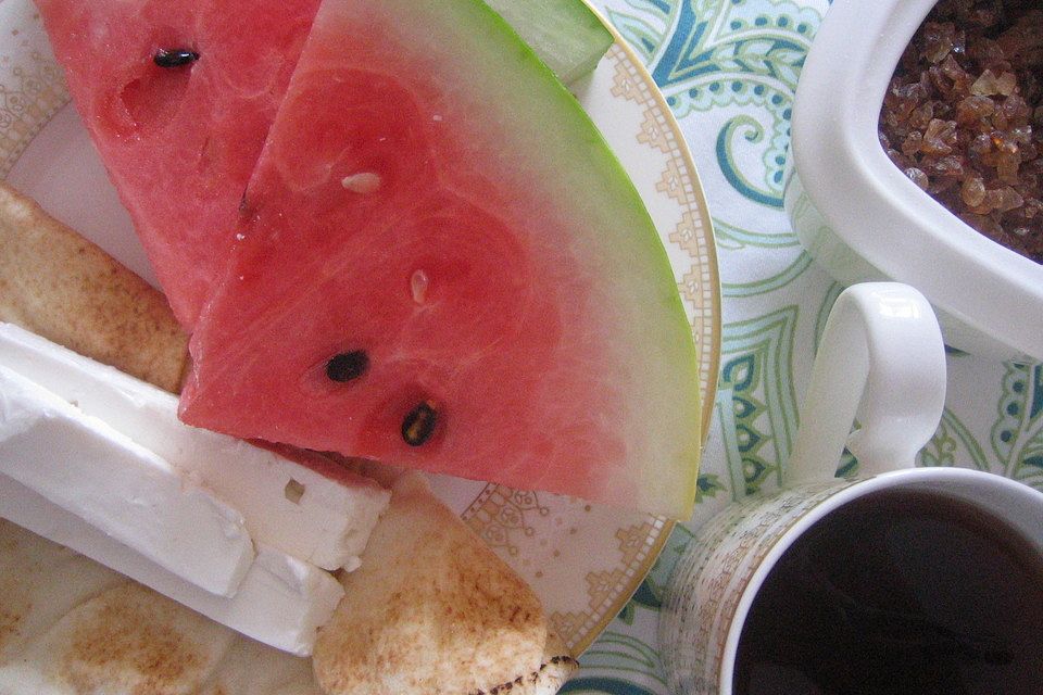 Sommerfrühstück mit Wassermelone und Schafskäse