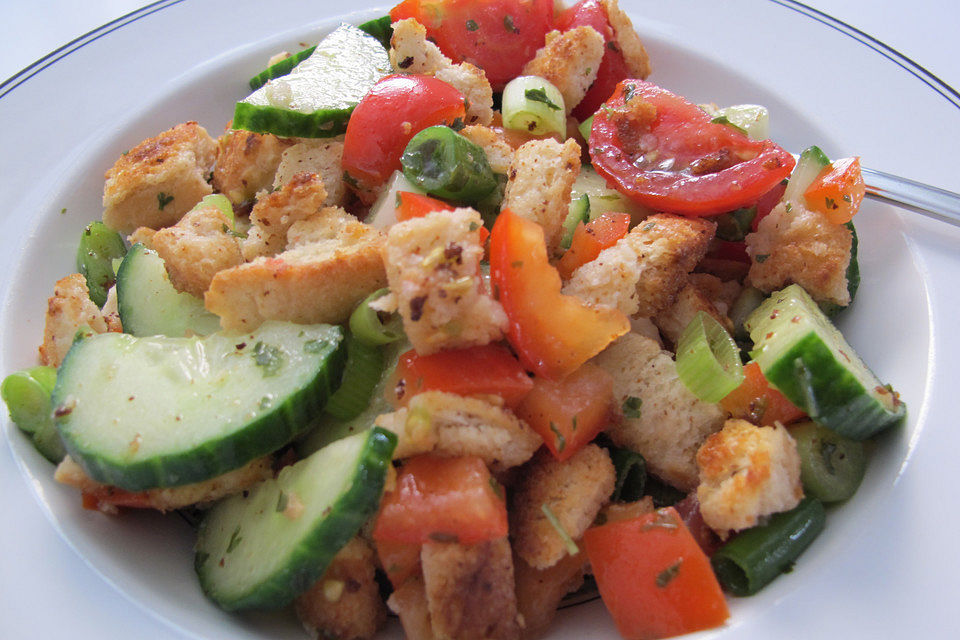 Brotsalat mit Gurke und Paprika