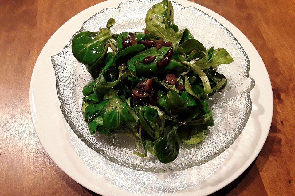 Salatsauce mit Zwiebeln und Kürbiskernen