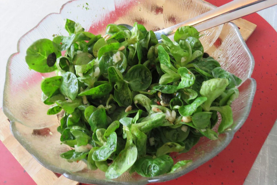 Salatsauce mit Zwiebeln und Kürbiskernen