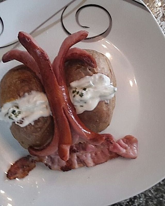 Mit Kräuterquark gefüllte Backkartoffeln mit Bacon und Krakenwurst