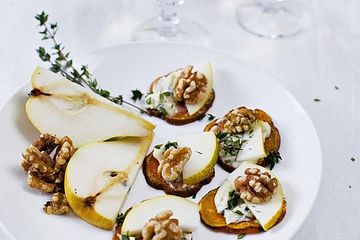 Gorgonzola und Birne auf Süßkartoffelscheibchen