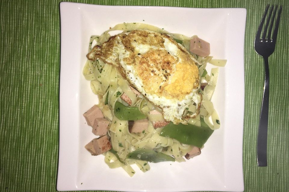 Pfanne mit breiten Bohnen und Leberkäse