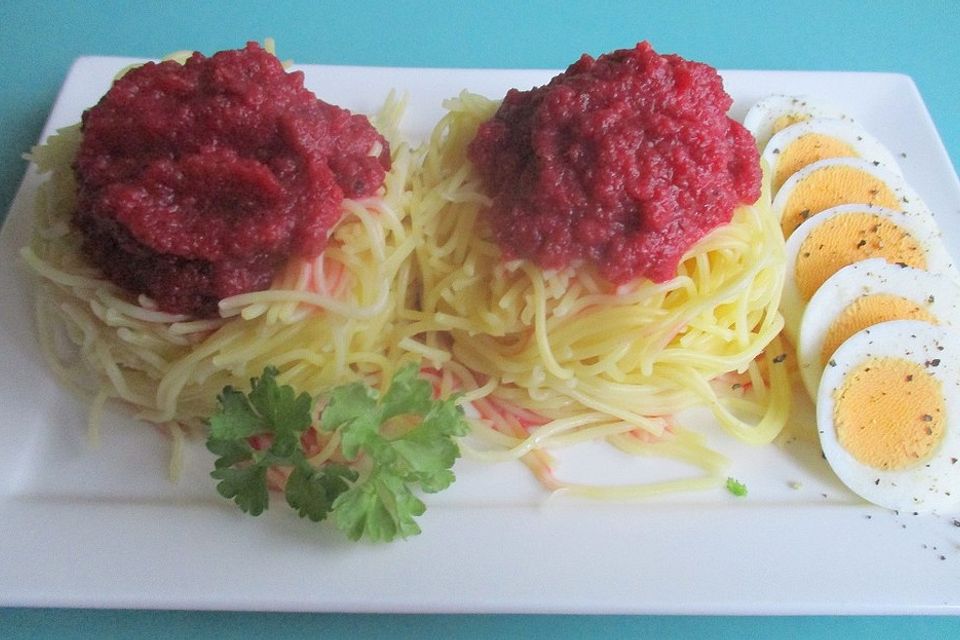 Fadennudel-Nester mit Rote Bete-Sauce