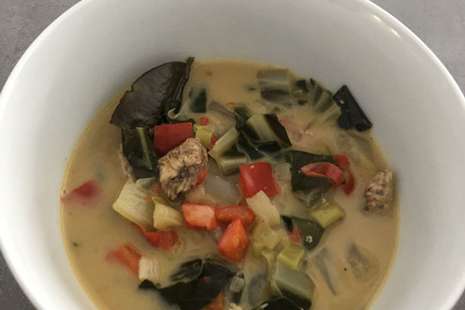 Pakchoi-Kokos-Suppe mit Hähnchenstreifen