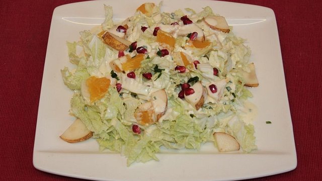 Chinakohlsalat mit Orangen, Birnen und Granatapfelkernen im Orangen ... Chinakohlsalat mit Orangen, Birnen und Granatapfelkernen im Orangen ...