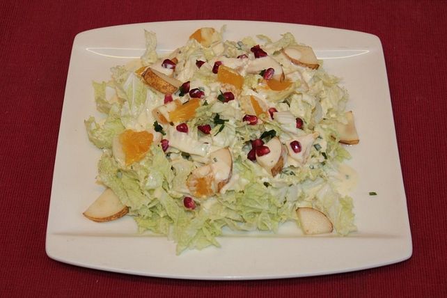 Chinakohlsalat mit Orangen, Birnen und Granatapfelkernen im Orangen ...