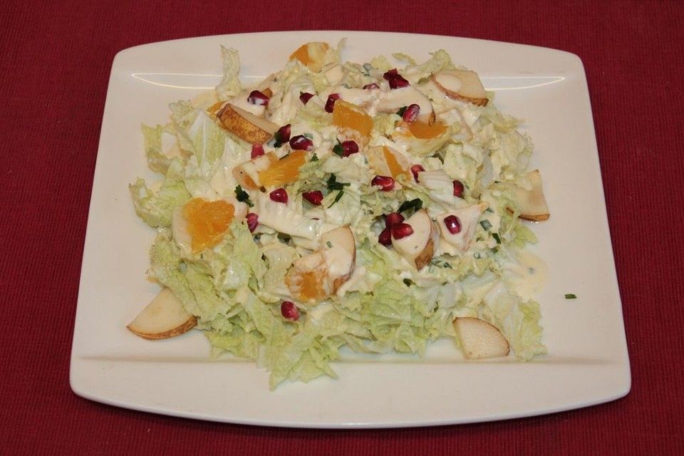 Chinakohlsalat mit Orangen, Birnen und Granatapfelkernen im Orangen-Creme-Dressing