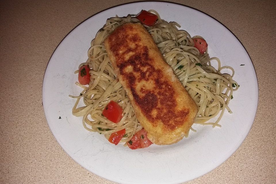 Knoblauch-Tagliatelle mit paniertem Kabeljaufilet