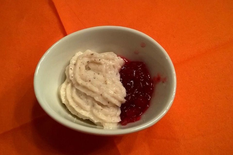 Vanillepudding mit Preiselbeeren