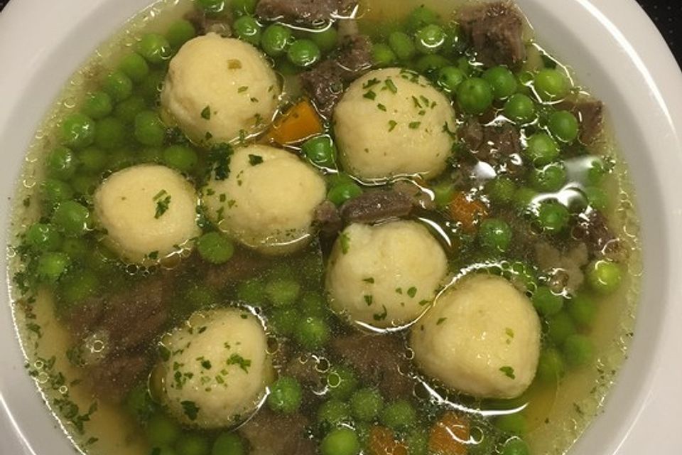 Erbsensuppe mit ganz vielen Grießklößchen